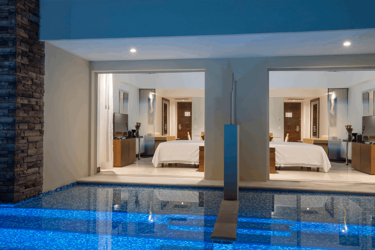 Altitude Club Junior Suite Swim Out con acceso directo a la alberca en Krystal Grand Nuevo Vallarta.